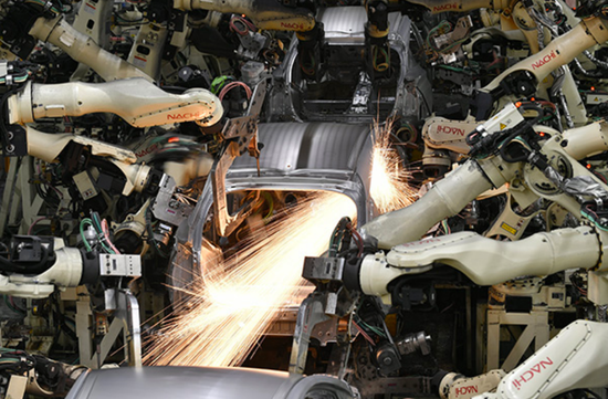 日本名古屋，机器人在丰田工厂的组装车间内进行焊接工作。