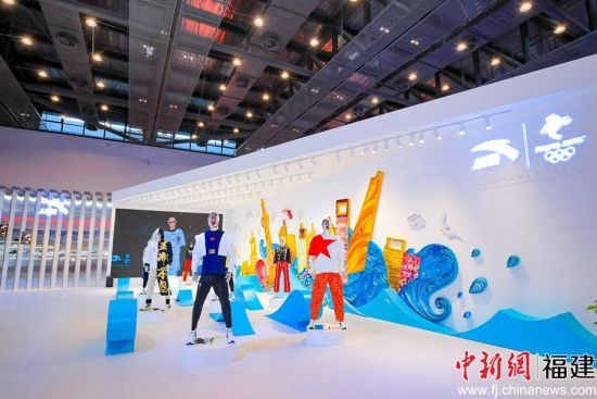 北京2022年冬奥会特许商品国旗款运动服装亮相晋江“鞋博会”。