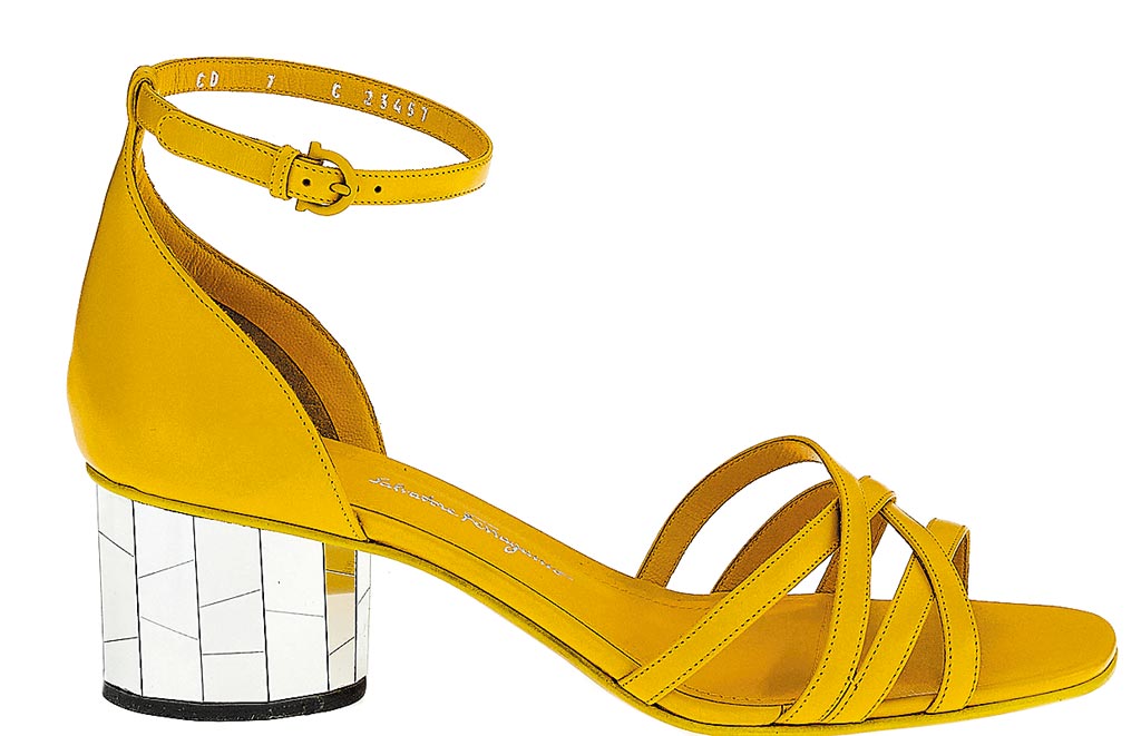 Ferragamo Flor黄色牛皮凉鞋，2万8900元。（Ferragamo提供）
