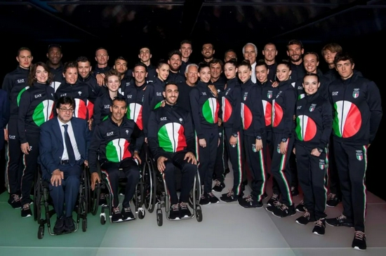  Giorgio Armani为所有意大利国家队队员设计了全套运动服及正式着装