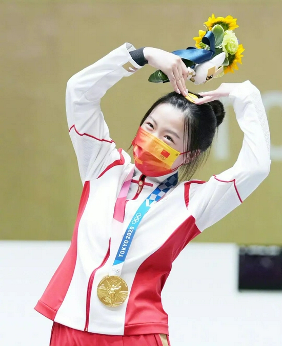 东京奥运会 10 米气步枪女子单人冠军、混合团体冠军杨倩身穿叶锦添设计、安踏生产的领奖服
