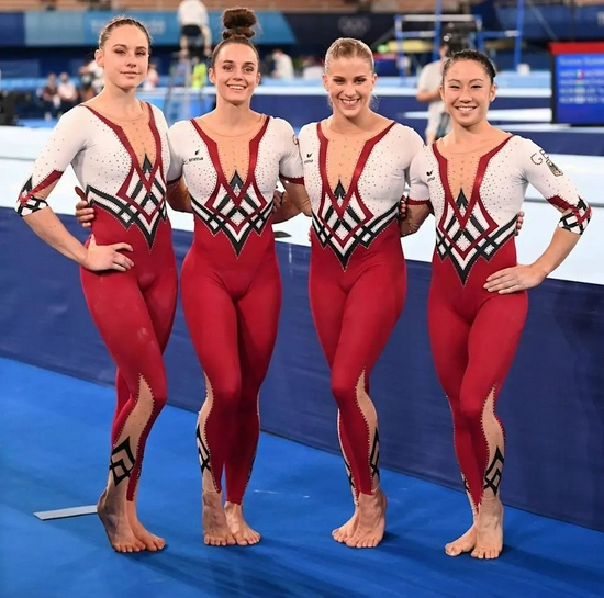 德国体操女队运动员 Sarah Voss、Pauline Schaefer、Elisabeth Seitz 和 Kim Bui