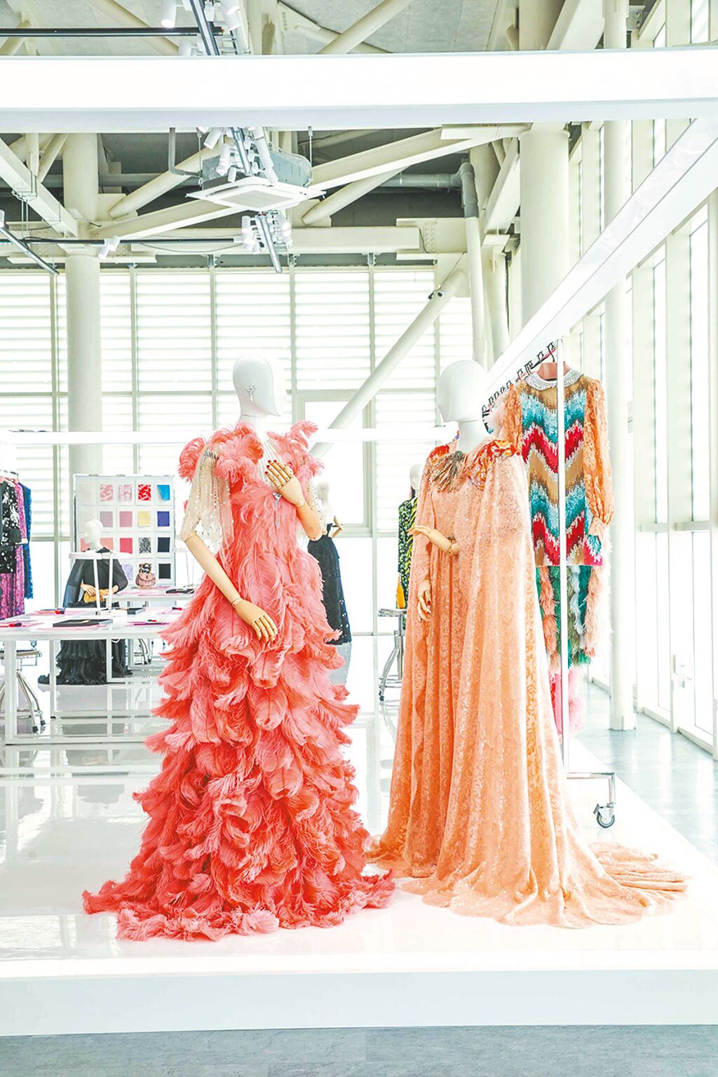 全场最高单价的粉肤色蕾丝斗篷刺绣晚礼服（右），同时也是独家礼服之一，整套工时约需5376小时手工制作，斗篷与晚礼服合计总价约660万元。（GUCCI提供）