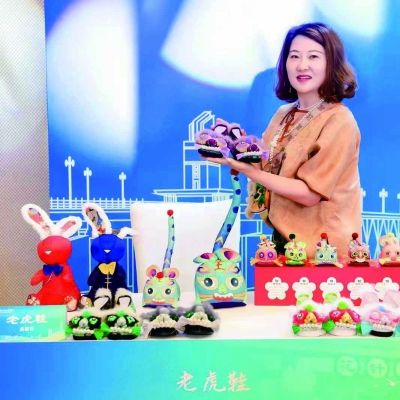 吴丽花展示老虎鞋创新产品。受访者供图
