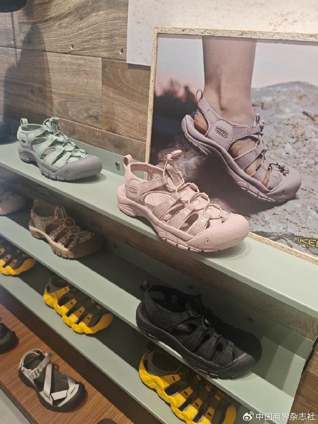 Keen门店内，受女性消费者喜爱的热门浅色系溯溪鞋。（中国商报记者王怡菲/摄）